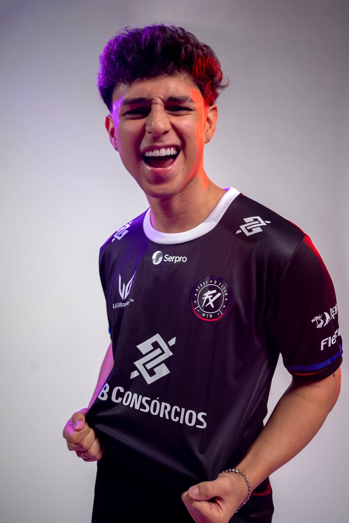 Vivo Keyd Stars player wearing the commemorative black jersey for the team's TI qualification